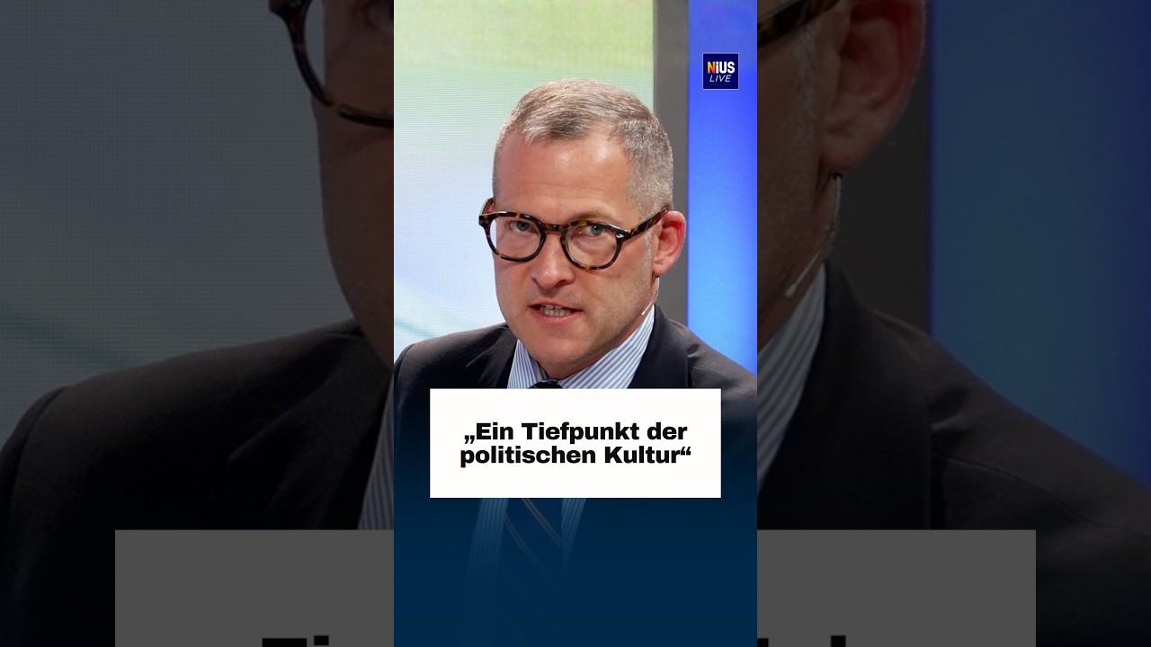 Wahlkampfbühne der CDU mit Mikrofon – CDU Wahlkampf Hallervorden sorgt für Kontroverse