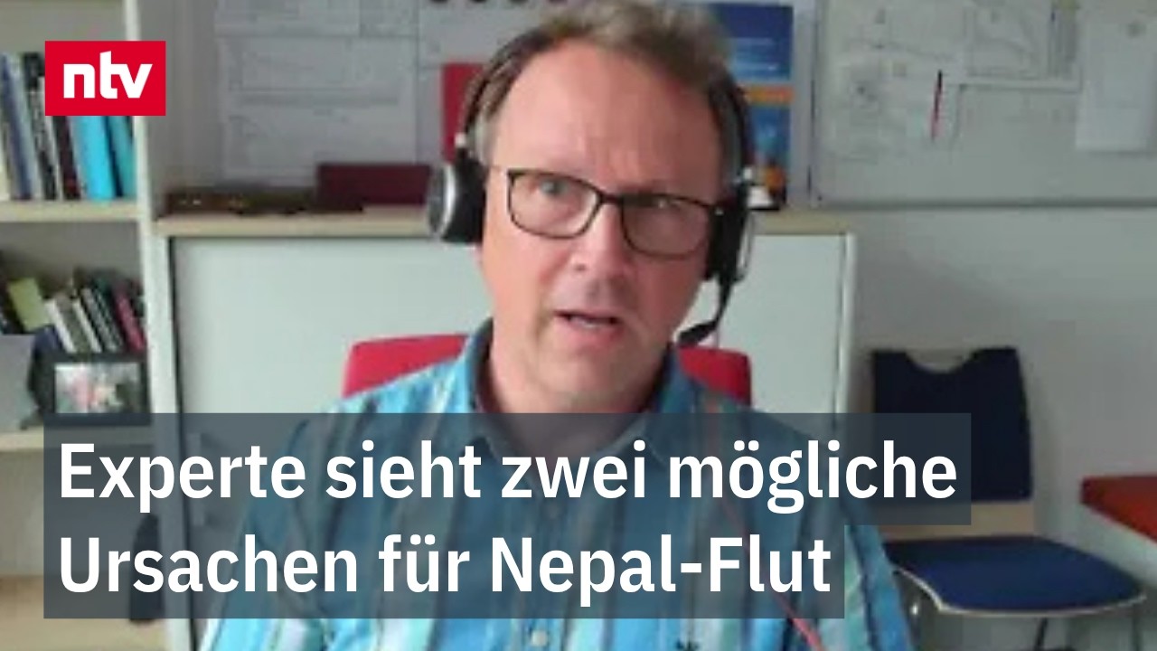 Überschwemmtes Gebirgstal in Nepal nach einem Gletscherseeausbruch mit reißenden Wassermassen