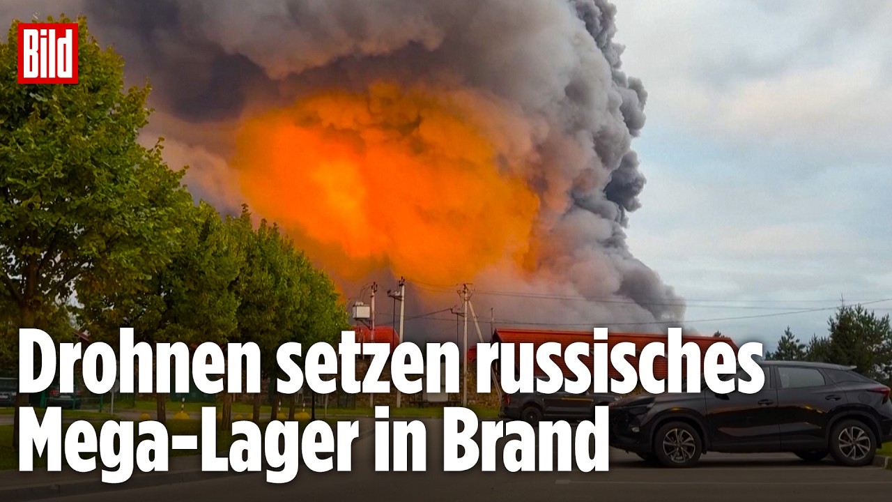Riesige schwarze Rauchwolke über einer brennenden Lagerhalle nach einem Drohnenangriff auf Moskau