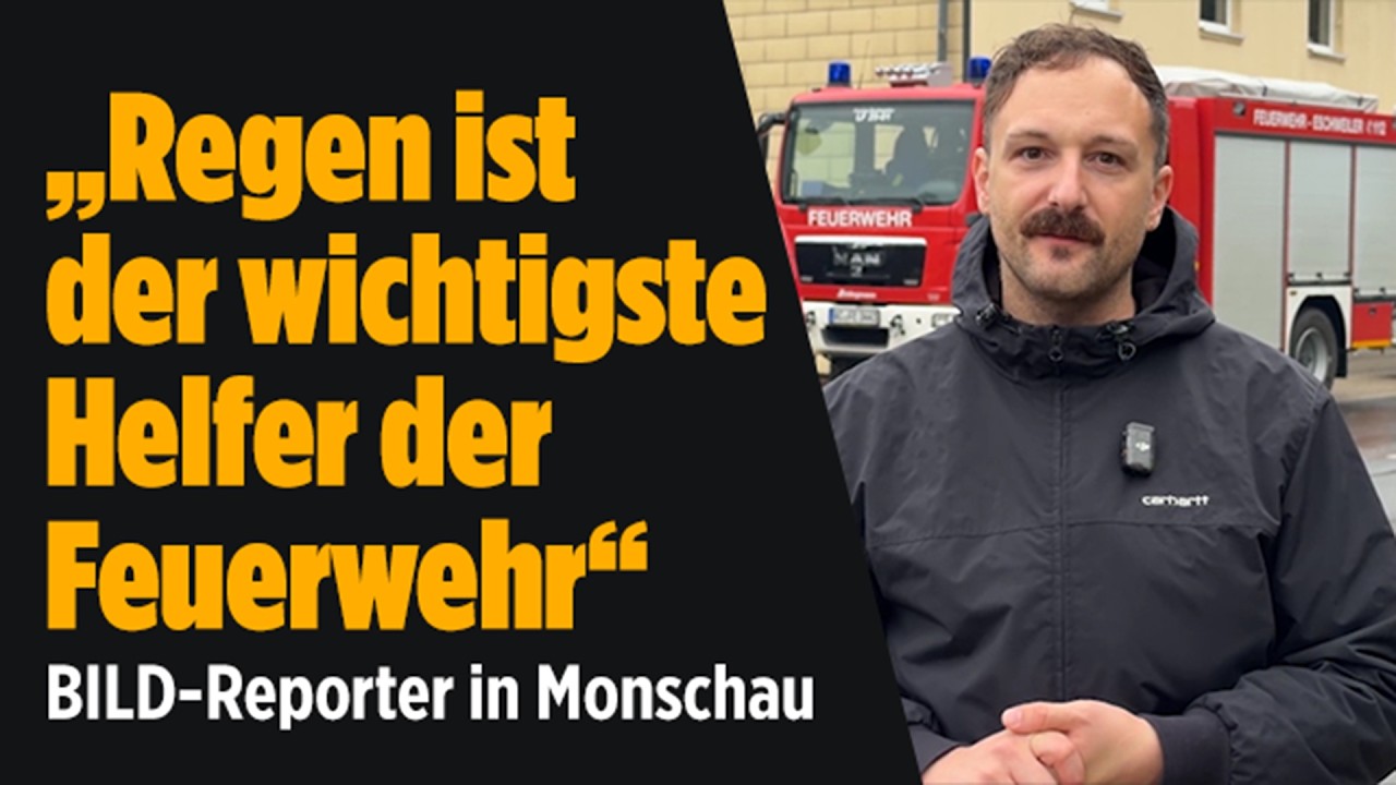 Waldbrand Monschau – Feuerwehrleute bekämpfen den Waldbrand bei Monschau, dichte Rauchwolken über dem Waldgebiet nahe der Or…