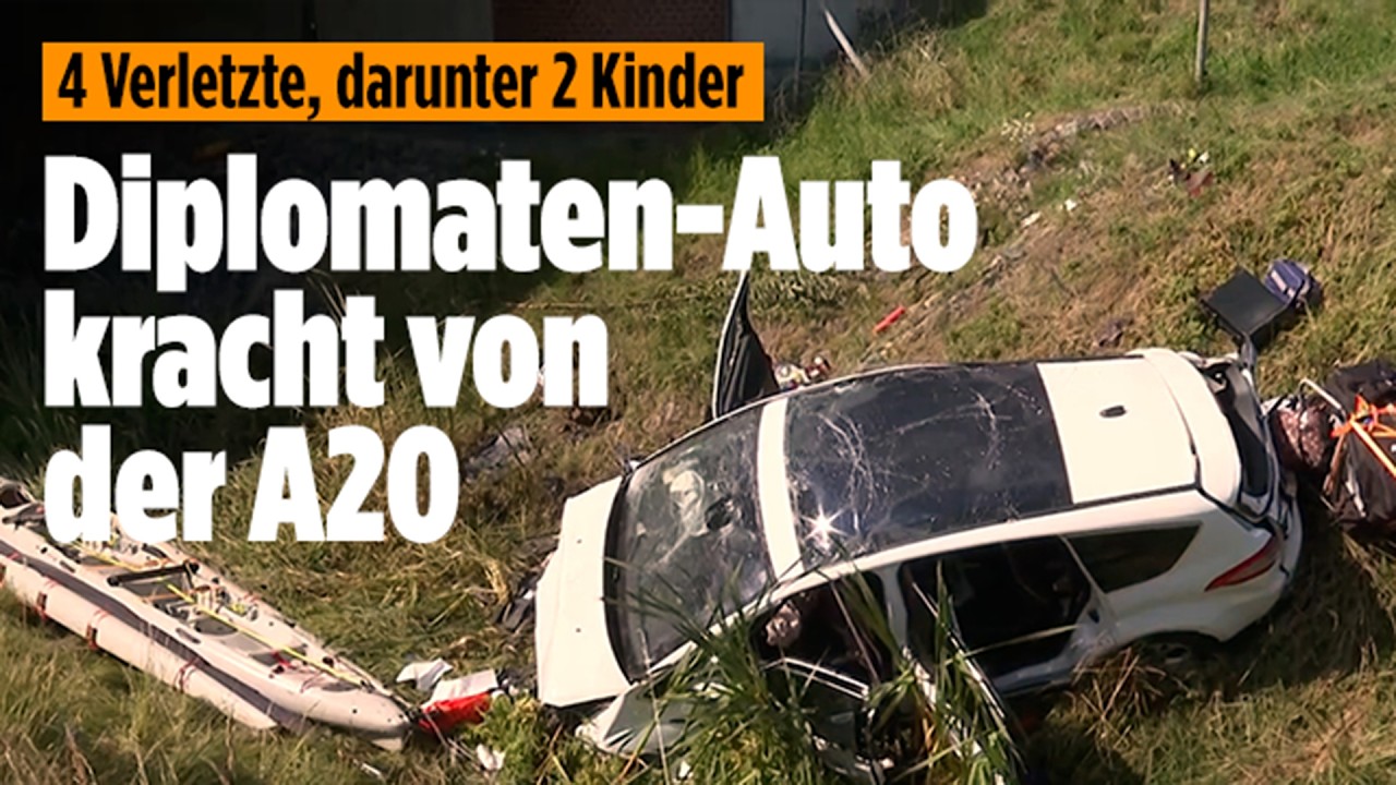 Unfall A20 – Verunglücktes Diplomatenfahrzeug nach Unfall auf der A20 liegt an einer Böschung in Mecklenburg-Vorpommern