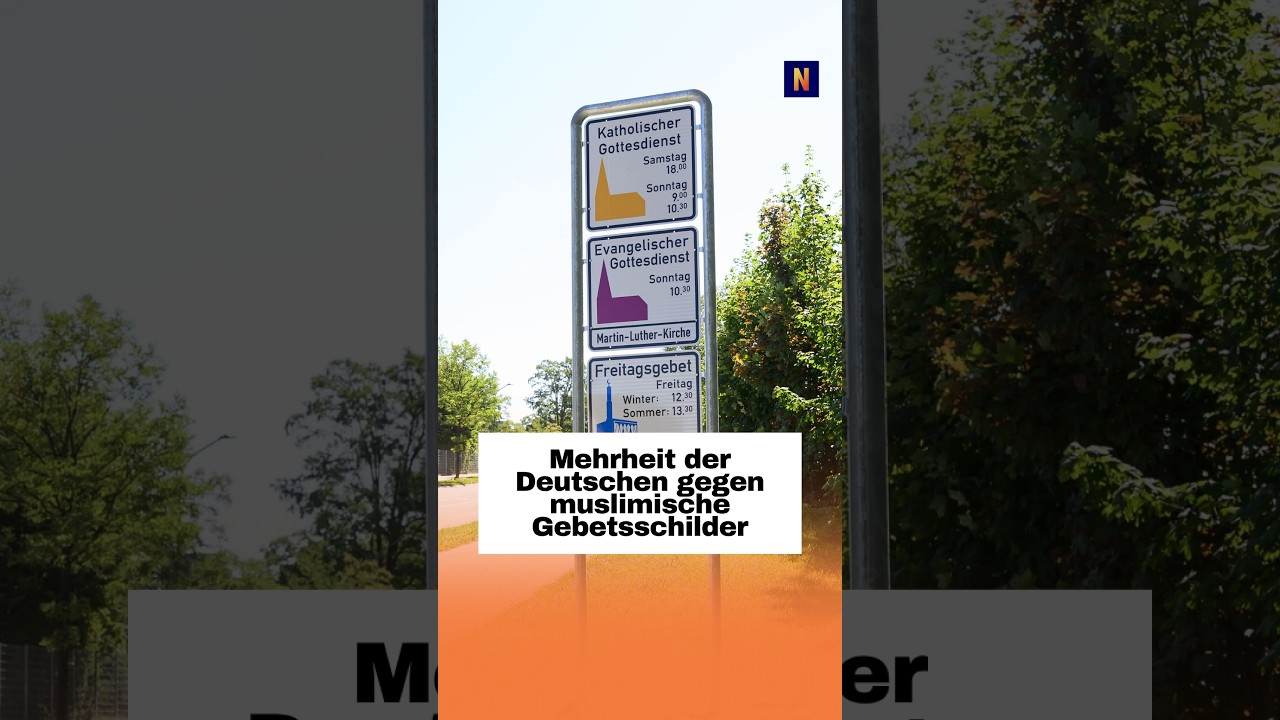 Gottesdiensttafel am Ortseingang von Pensberg mit Hinweis auf muslimische Gebetsschilder und Freitagsgebet
