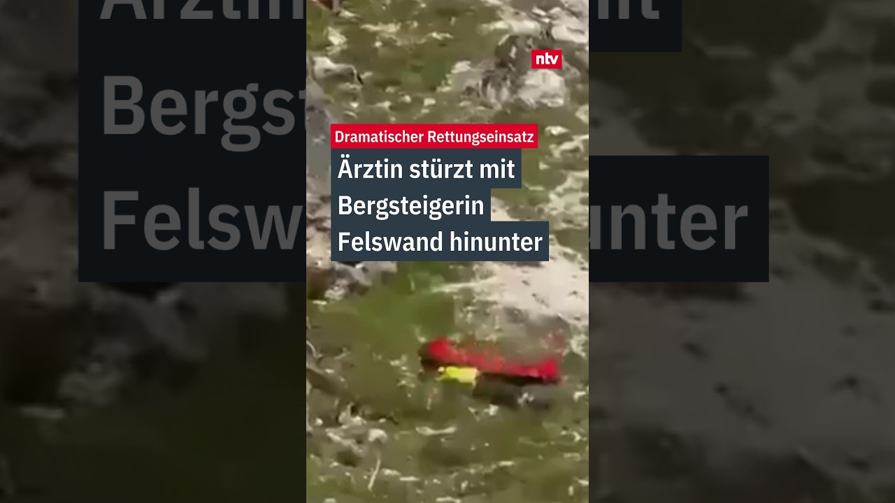 Rettungsaktion Dolomiten – Rettungshubschrauber bei einer Rettungsaktion in den Dolomiten an einer steilen Felswand