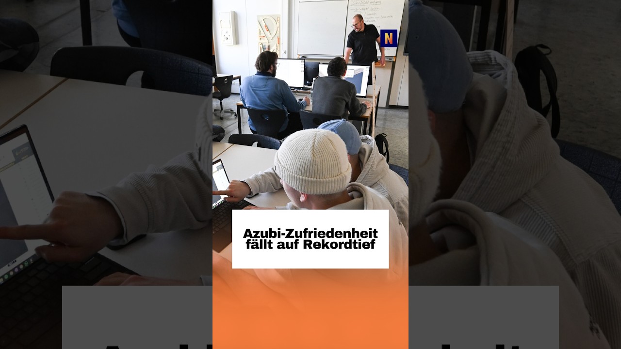 Junger Azubi sitzt gestresst am Arbeitsplatz – Azubi-Zufriedenheit auf Rekordtief laut DGB-Report 2026