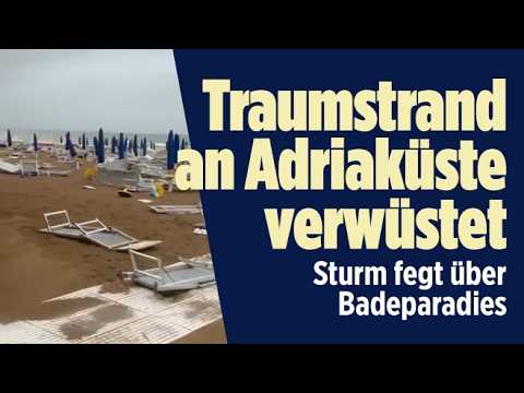 Sturm Nordadria – Verwüstete Strandanlage an der Nordadria nach heftigem Sturm mit umgeworfenen Liegestühlen und Tischen