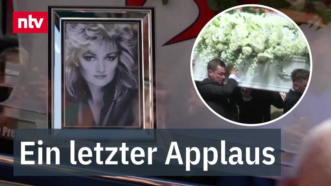 Trauernde Fans vor der Kirche in Wales bei der Bonnie Tyler Trauerfeier mit Sarg und Blumen
