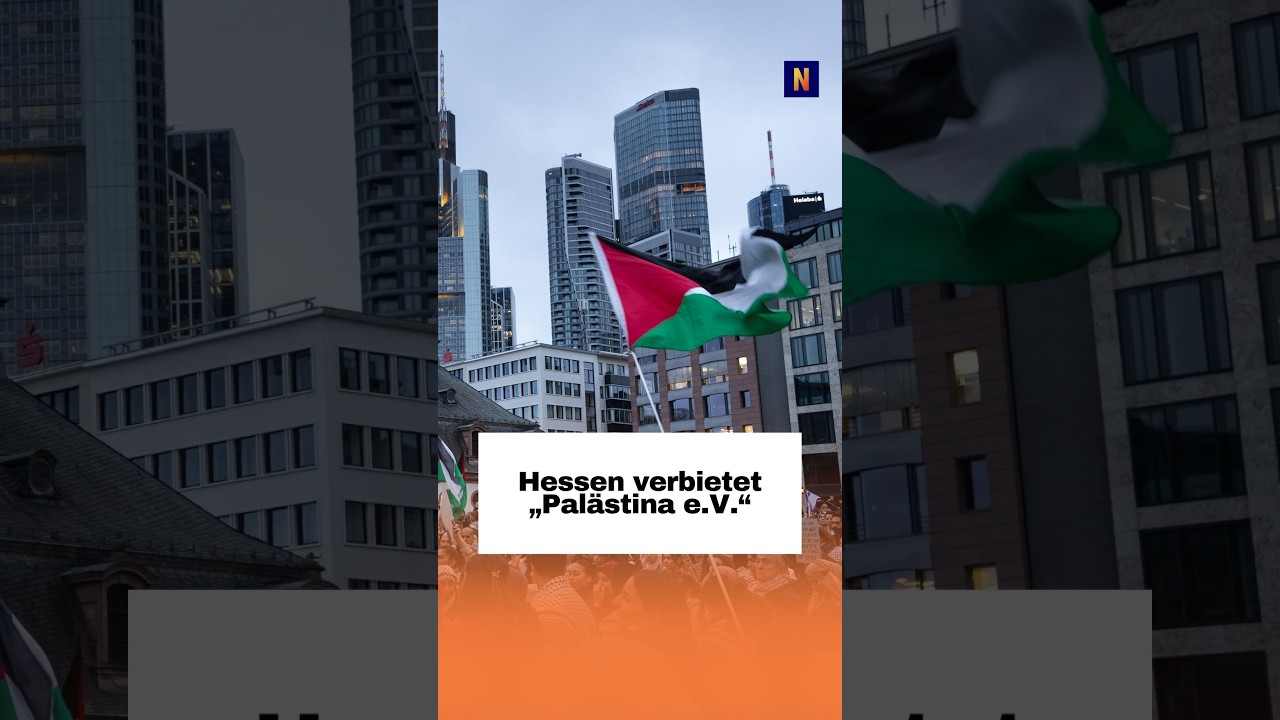 Palästina e.V. Verbot – Polizeibeamte vor einem Gebäude in Frankfurt bei der Razzia zum Verbot des Palästina e.V. wegen anti…