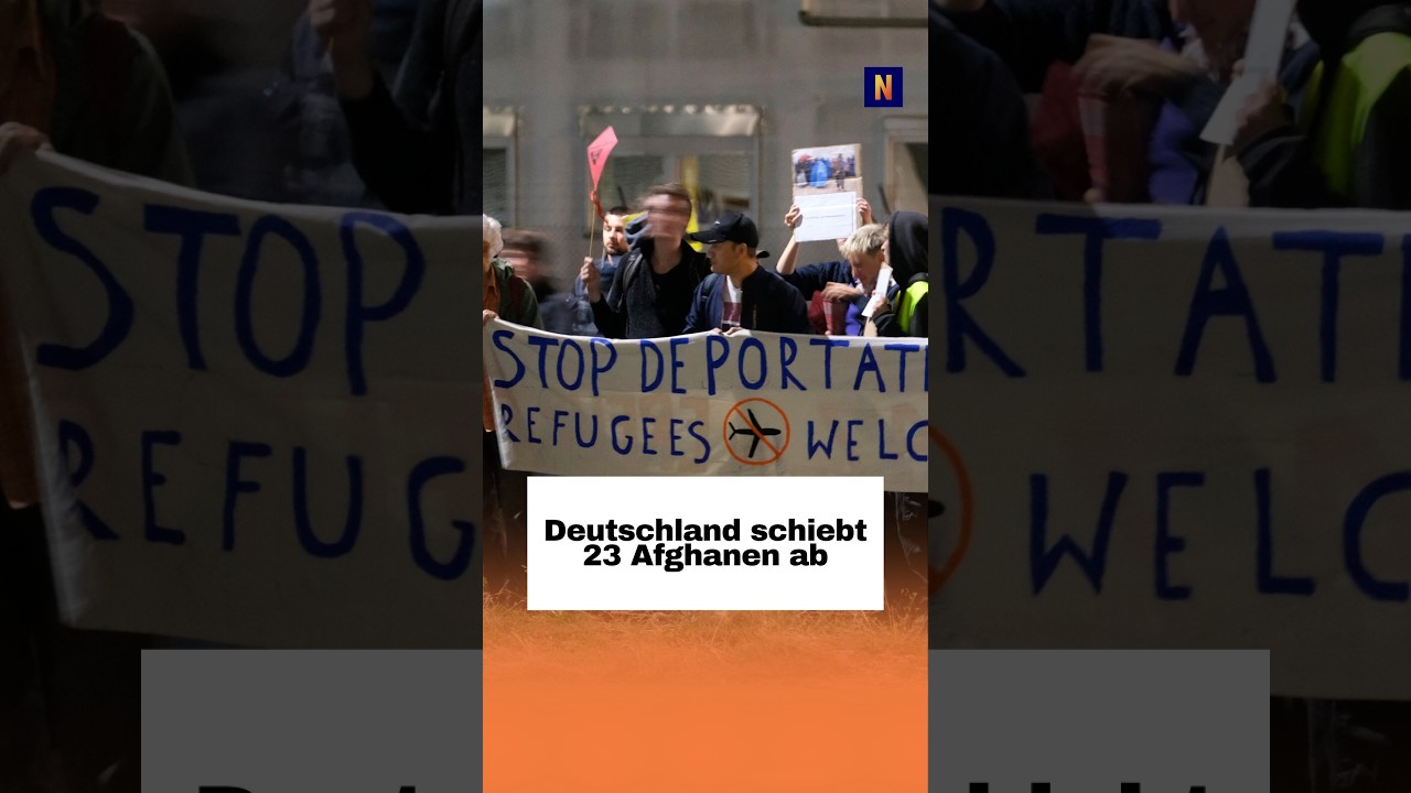 Bundespolizisten begleiten ausreisepflichtige Afghanen zur Abschiebung nach Afghanistan am Flughafen Leipzig-Halle
