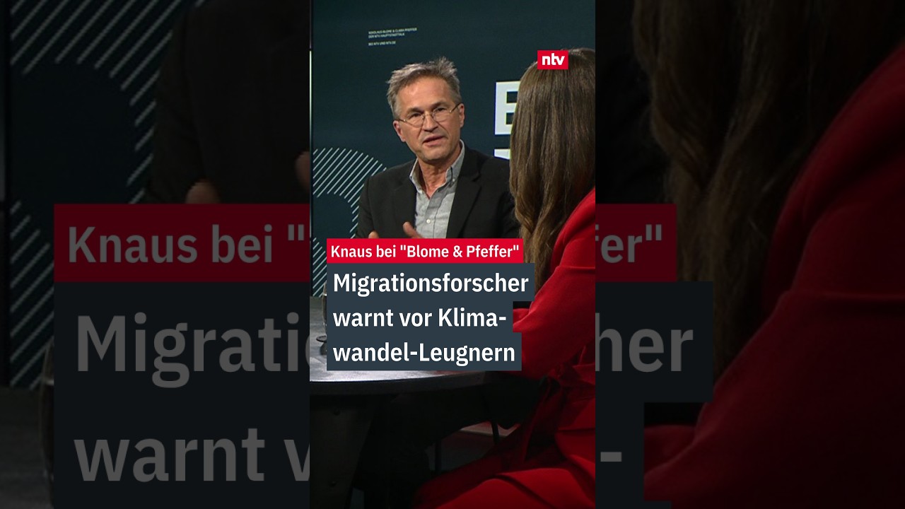 Klimawandel-Leugnung in der Politik: Demonstranten halten Klimaschutz-Schilder bei einer Kundgebung hoch