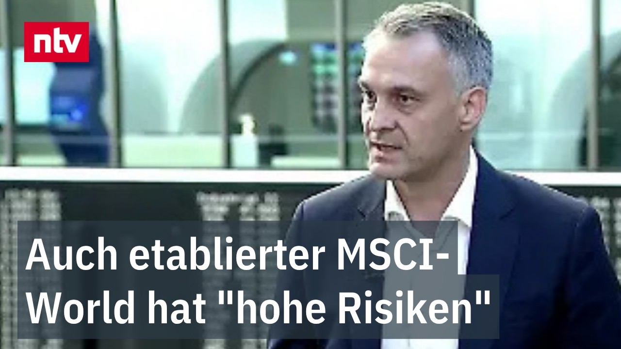 Portfoliomanager analysiert Aktien-Charts auf mehreren Bildschirmen – aktive ETFs im Vergleich zum MSCI World