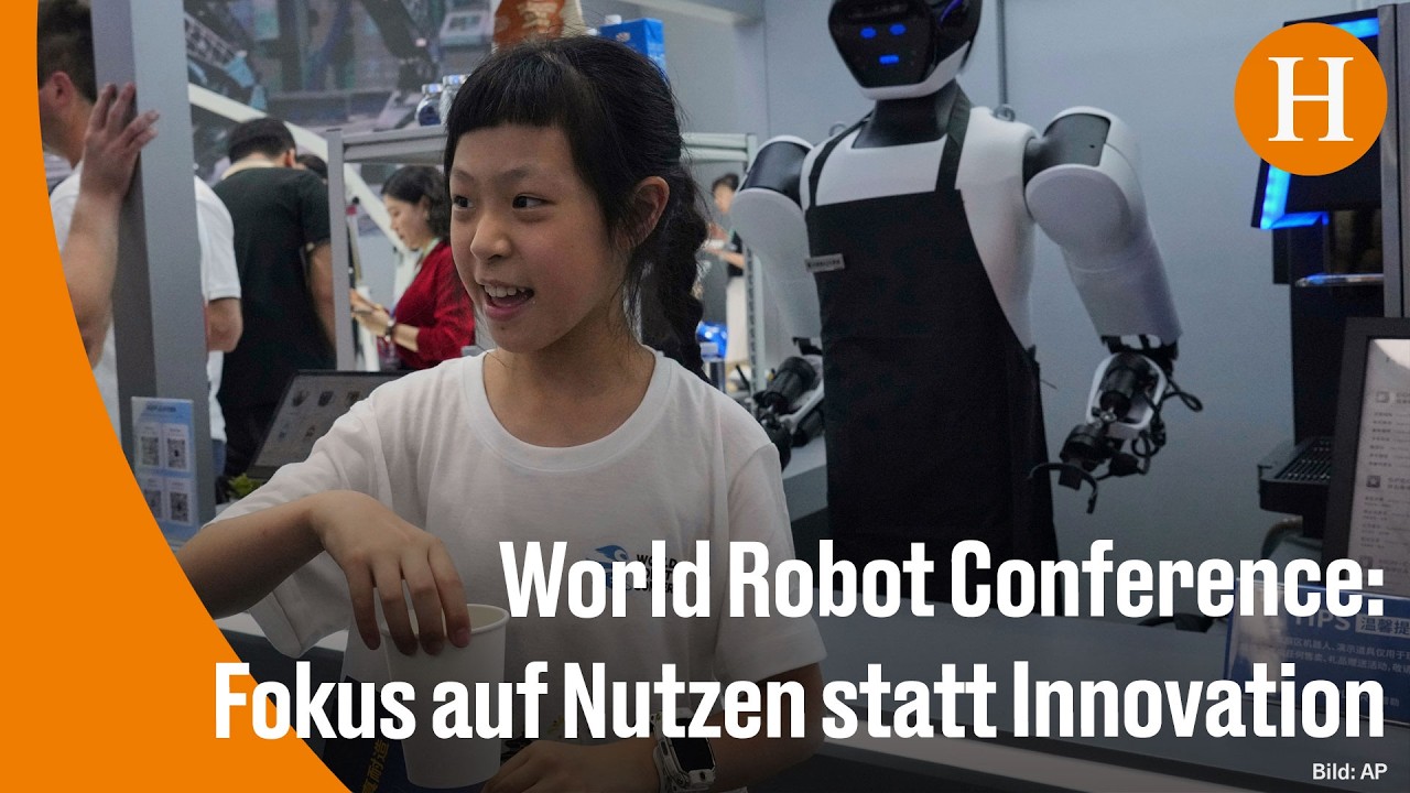 Humanoider Roboter auf der World Robot Conference in Peking zeigt praktische Fähigkeiten vor Zuschauern