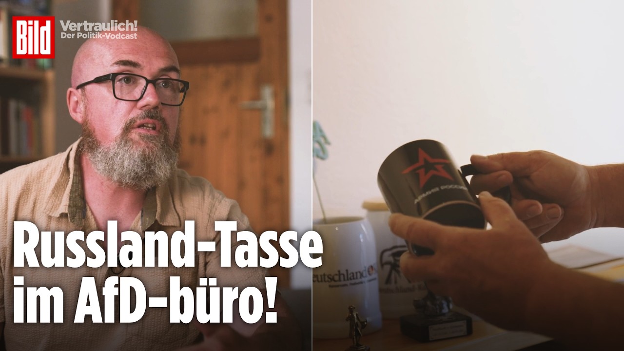 Russland-Tasse Tillschneider – Hans Thomas Tillschneider an seinem Schreibtisch, auf dem eine Tasse mit russischem Armeeaufd…