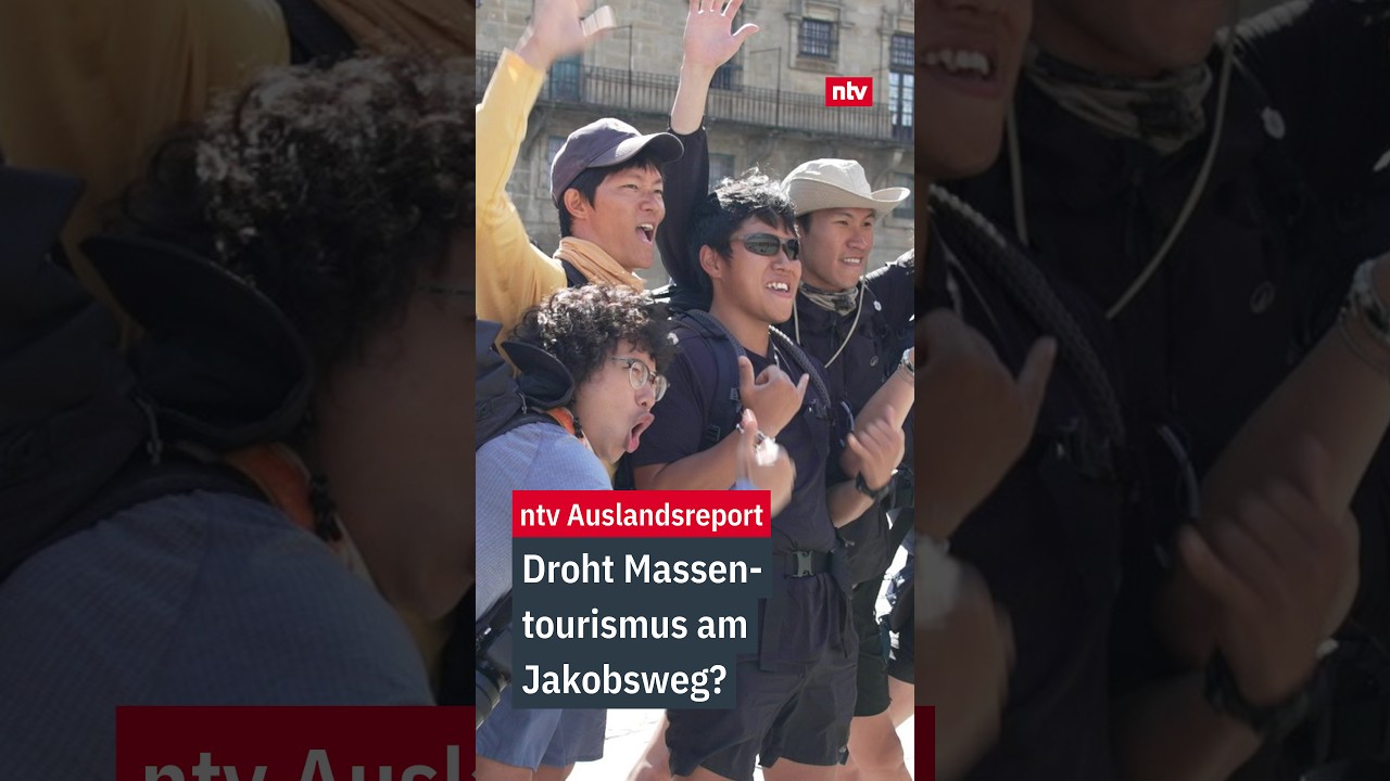 Pilger mit Rucksäcken und Wanderstöcken in der Altstadt von Santiago de Compostela – Jakobsweg Massentourismus