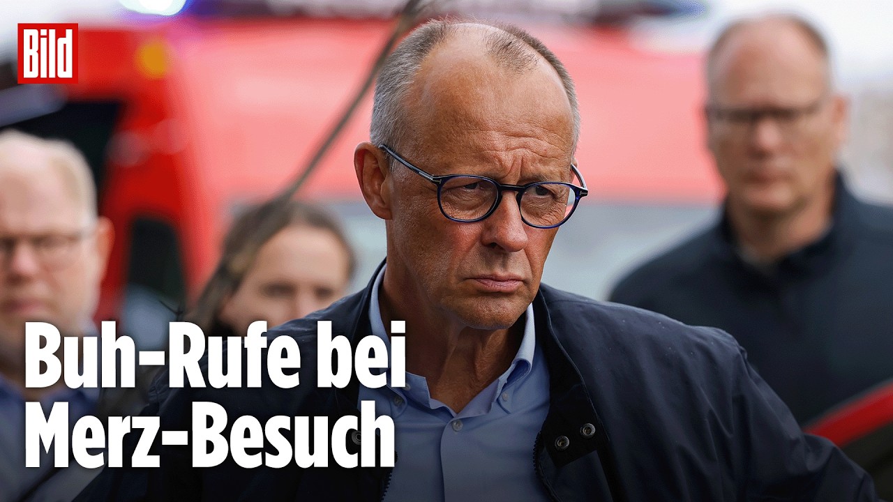 Merz Protest – Bundeskanzler Friedrich Merz spricht vor Mikrofonen und reagiert gelassen auf Protest gegen seine Politik