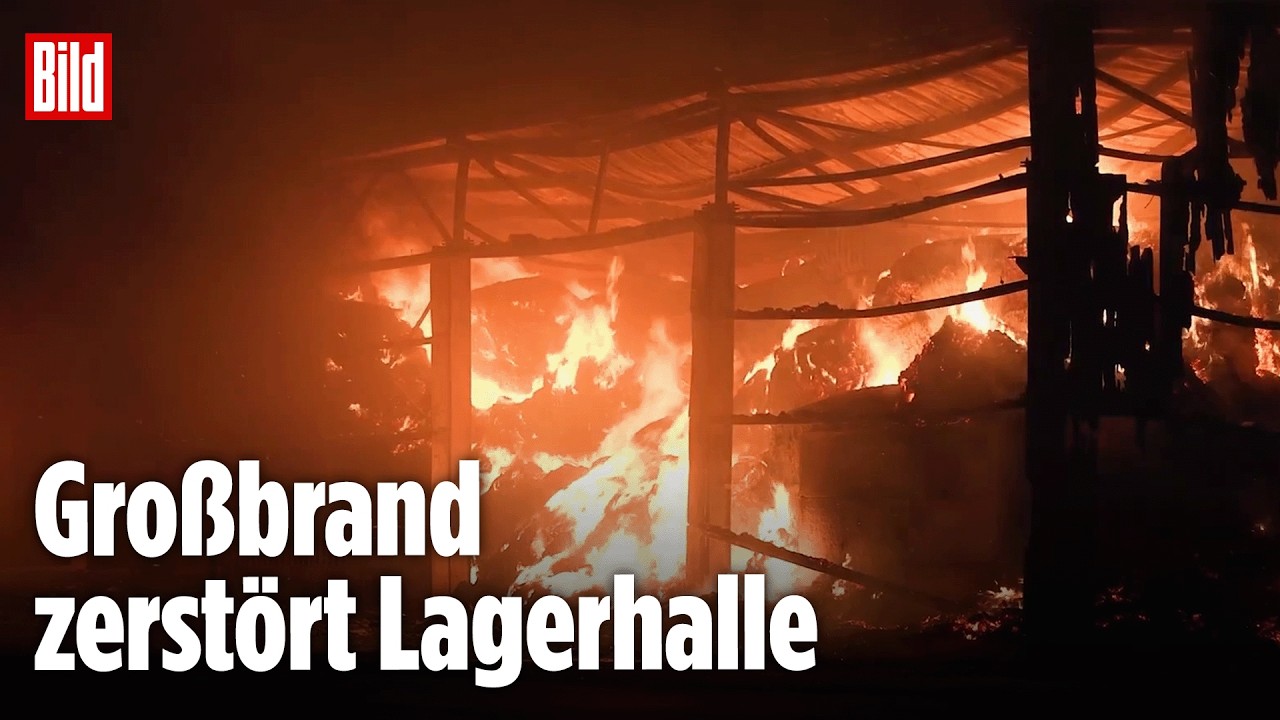 Meterhohe Flammen beim Hallenbrand Bernsgrün – Lagerhalle eines Bauernhofs im Vogtland in Vollbrand