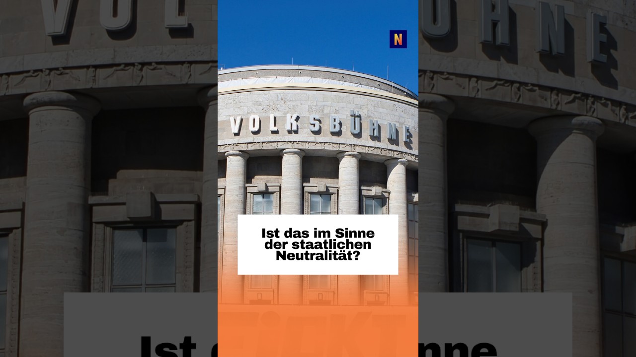 Volksbühne Berlin Subventionen – Eingangsbereich der Volksbühne Berlin mit rotem Banner – Symbol für die Subventionsdebatte …