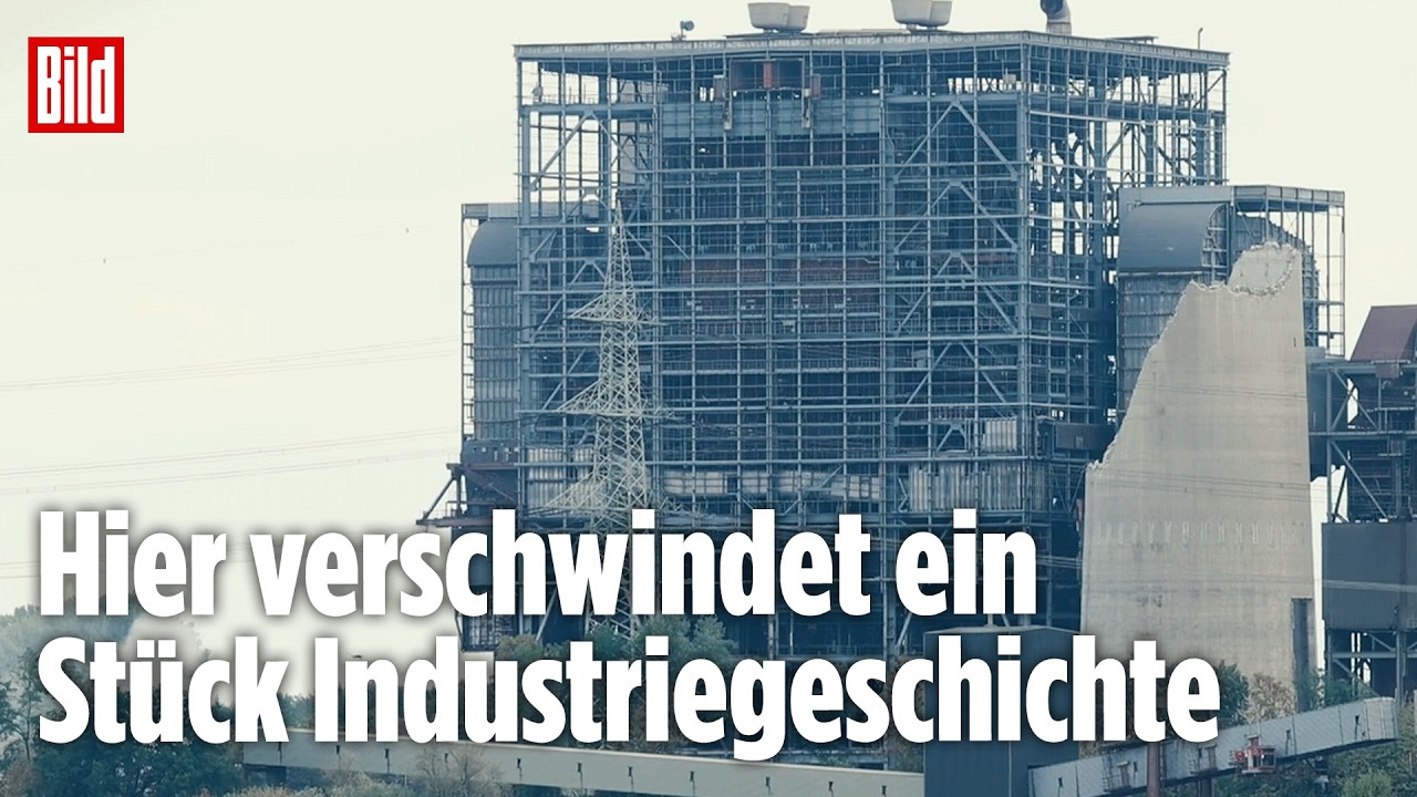 Kohlekraftwerk Niederrhein – Sprengung des 90 Meter hohen Kesselhauses des Kohlekraftwerks am Niederrhein mit Staubwolke