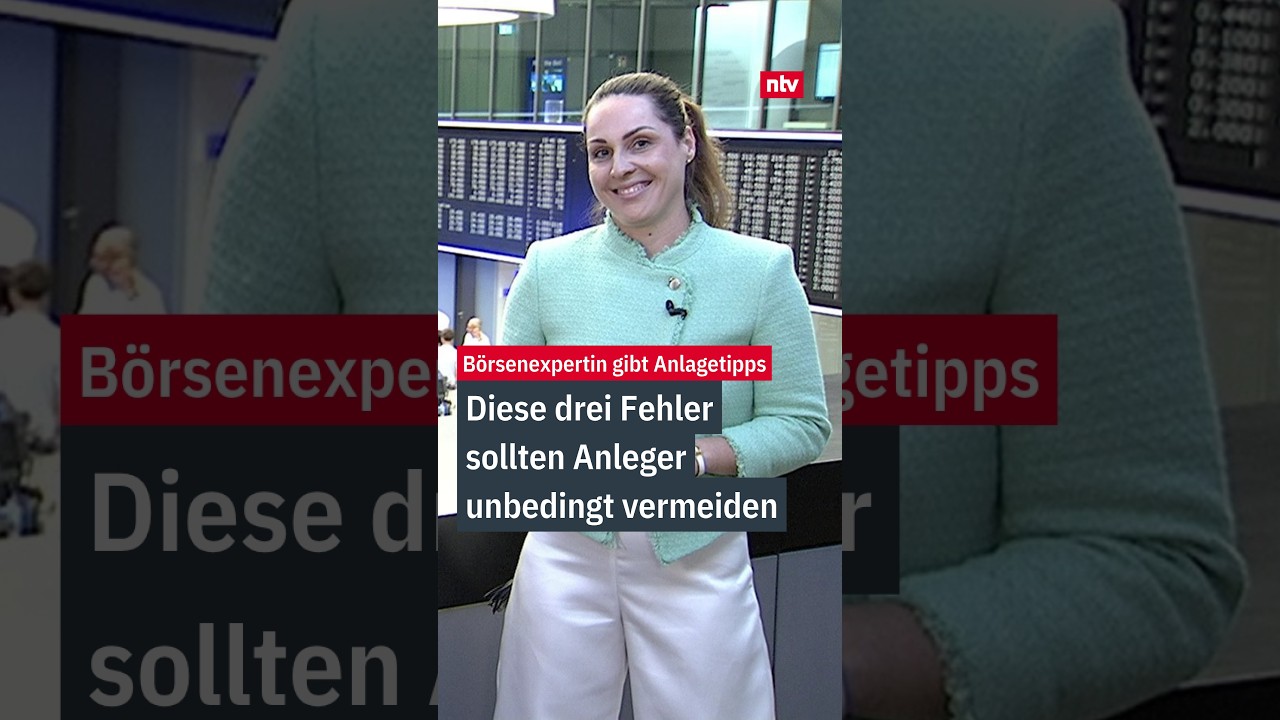 Börsenexpertin erklärt Anlagetipps vor einem Bildschirm mit Kursgrafiken an der Börse