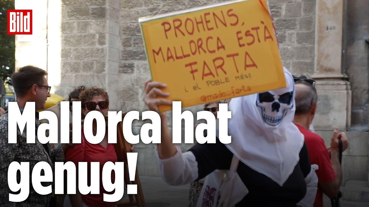 Massentourismus Mallorca – Demonstranten mit Liegestühlen blockieren die Fußgängerzone in Palma – Protest gegen Massentouris…