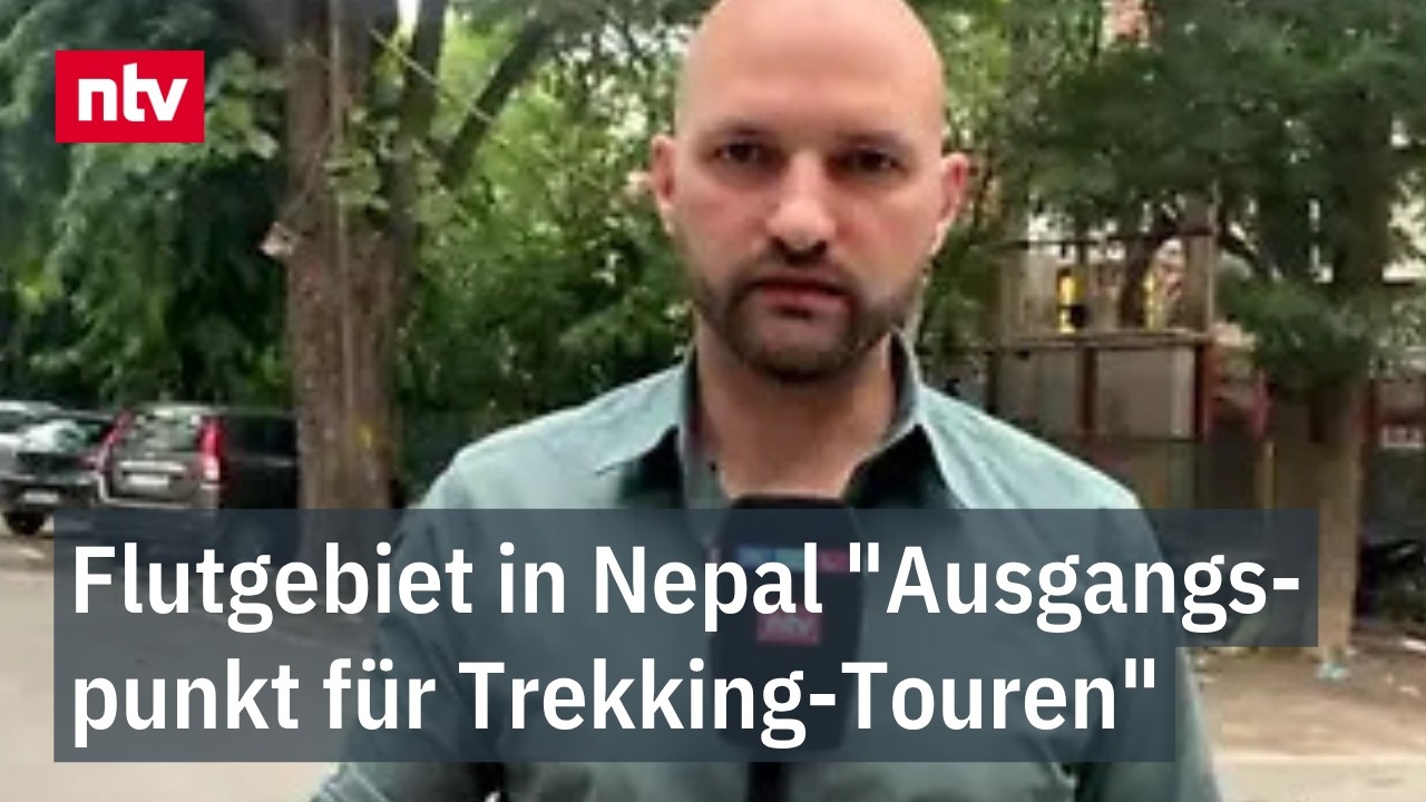 Sturzflut Nepal – Hubschrauber über gebirgigem Gelände in Nepal nach der Sturzflut – Suchaktion nach vermissten Touristen