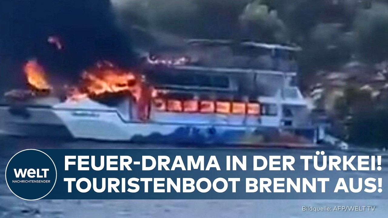 Brennendes Touristenboot vor der türkischen Küste im Mittelmeer, Touristenboot Türkei Brand mit Rauchentwicklung über dem Wa…