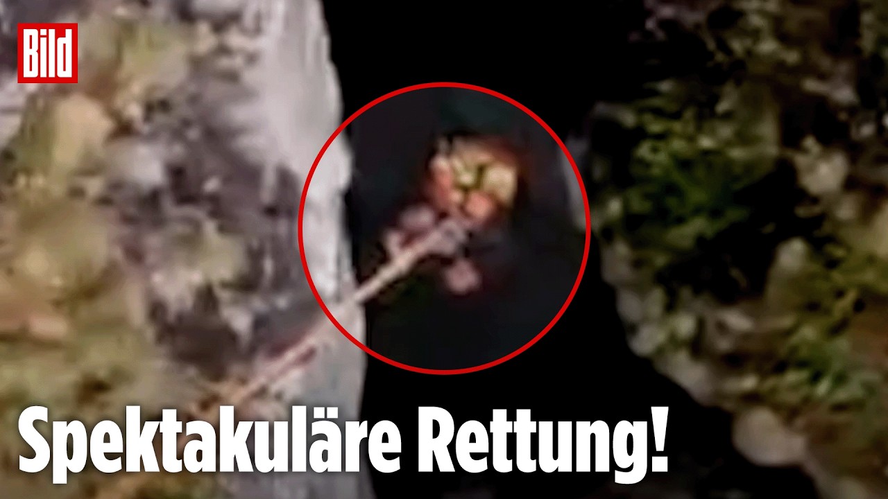 Bergrettung Schweizer Alpen – Rettungshelikopter bei der Bergrettung in den Schweizer Alpen über einer engen Felsschlucht