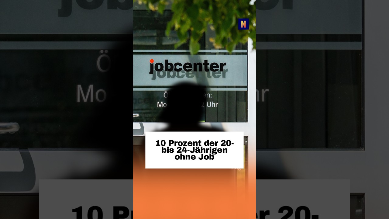 Junger Erwachsener sitzt allein auf einer Parkbank und blickt nachdenklich – NEET-Quote in Deutschland gestiegen