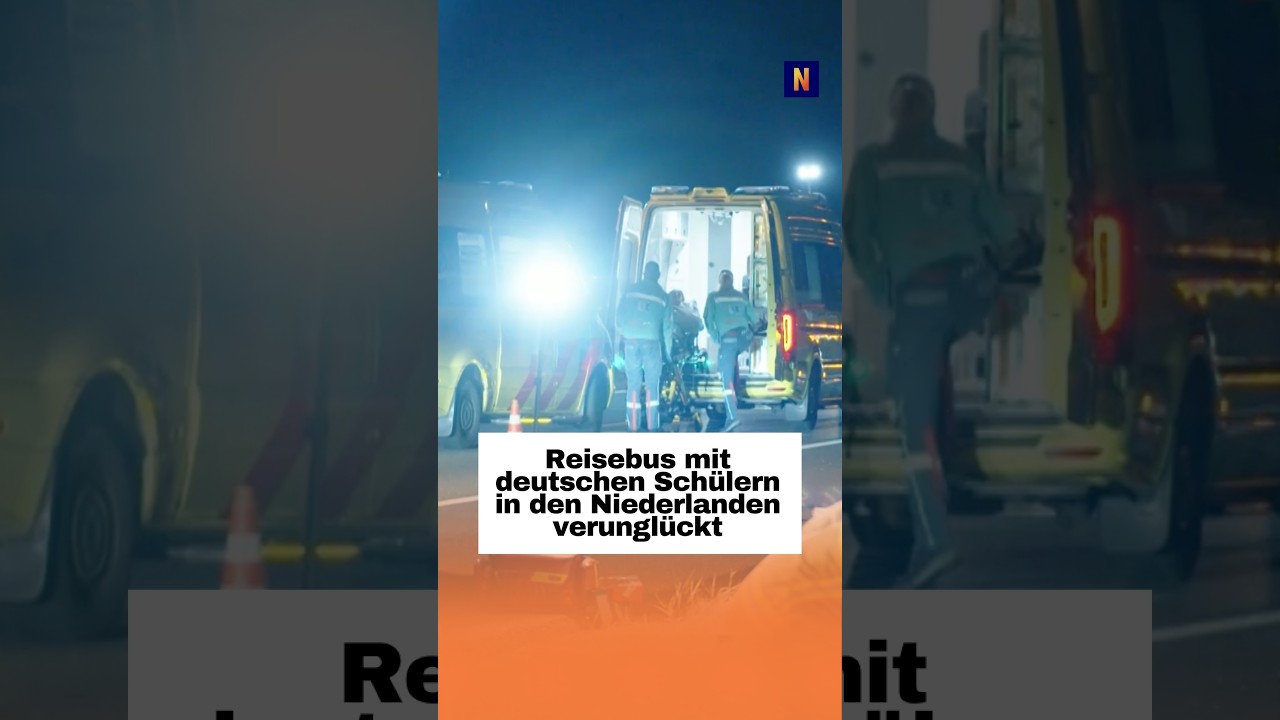 Reisebus Unfall Niederlande – Verunglückter Reisebus auf der Autobahn A28 bei Zwolle in den Niederlanden nach Unfall mit deu…