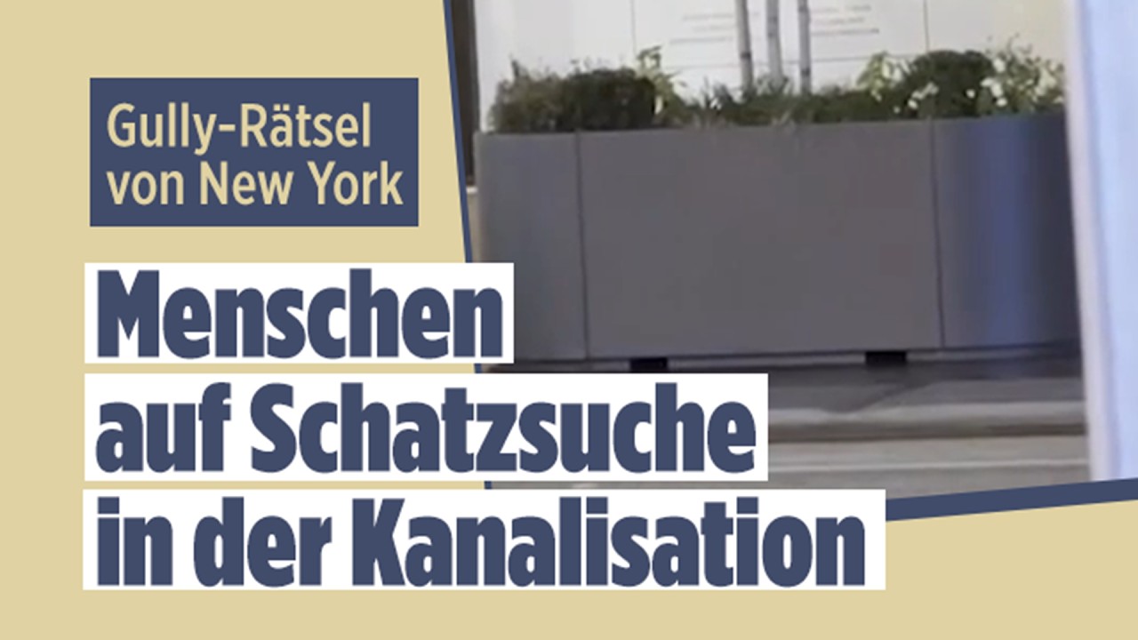 Drei Männer mit Stirnlampen und Watthosen steigen aus einem Gullydeckel in der Kanalisation New Yorks auf eine nächtliche St…