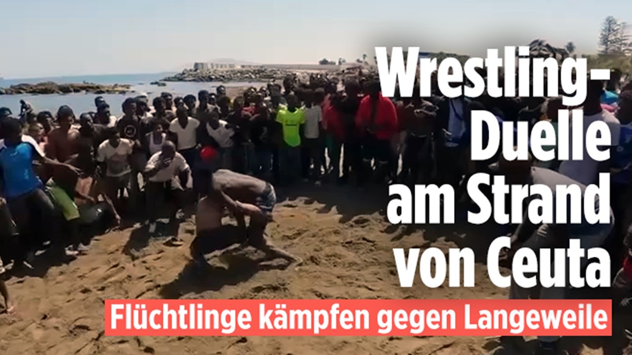 Junge Männer beim improvisierten Wrestling im Migrantenlager Ceuta am Strand von El Trampolin