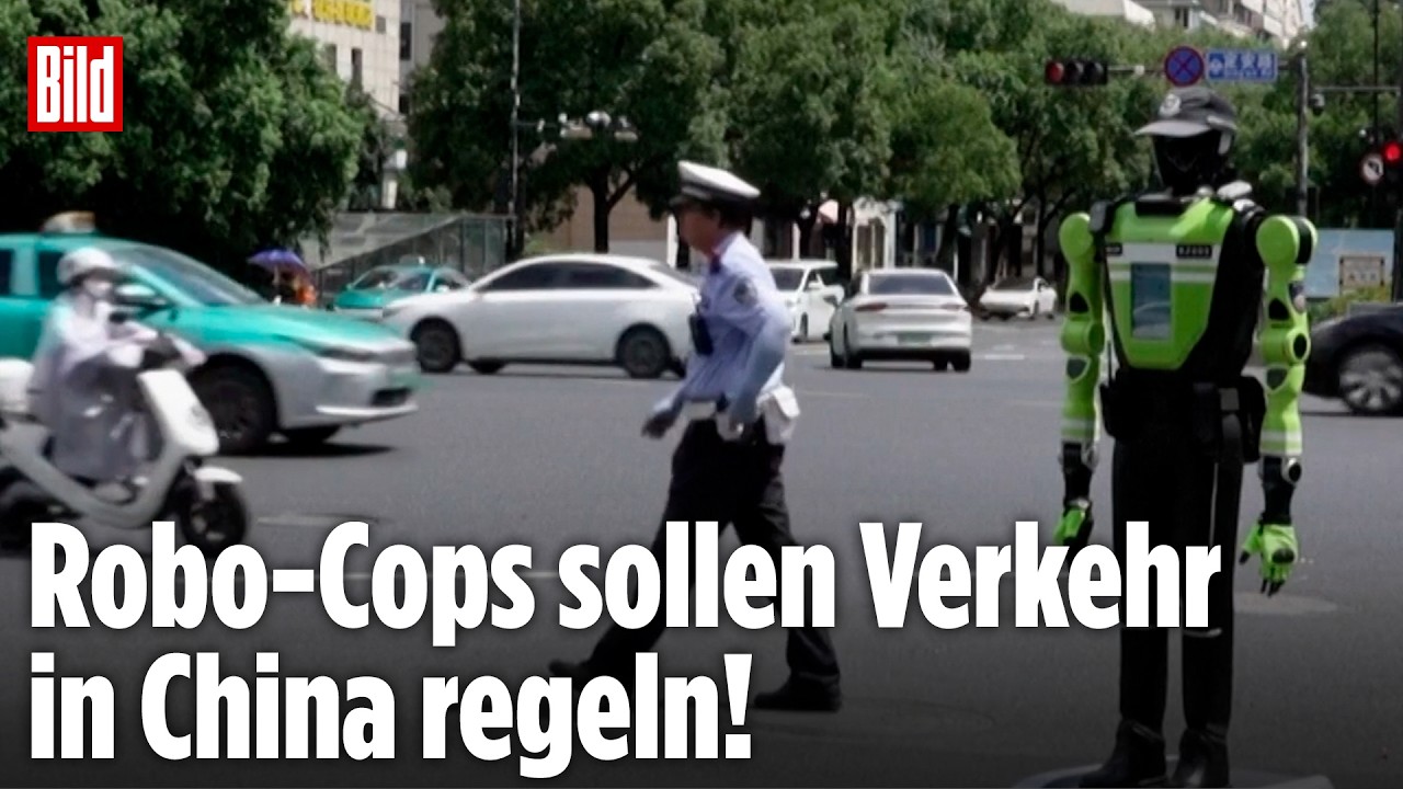 Humanoider Polizeiroboter China regelt Verkehr auf einer Straße in Peking
