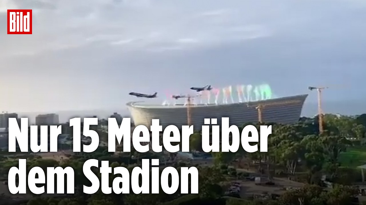 Flyover Kapstadt Stadion – Passagierjet von Airlink fliegt beim Flyover haarscharf über das Stadiondach in Kapstadt beim Rug…