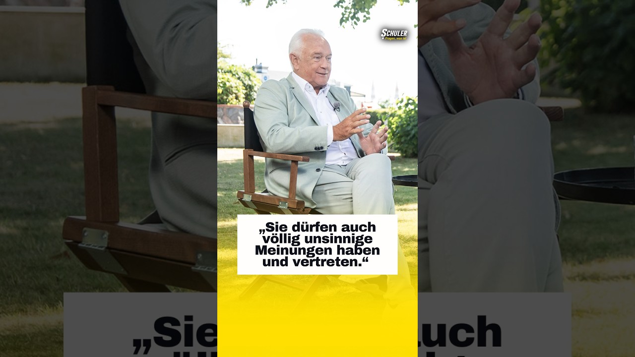 Waage der Justiz als Symbol für die Grenzen der Meinungsfreiheit in einer Demokratie