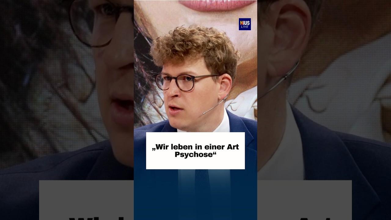 Demonstranten mit Plakaten bei einer politischen Kundgebung zur Landtagswahl in Sachsen – AfD Faschismus-Vergleich in der De…