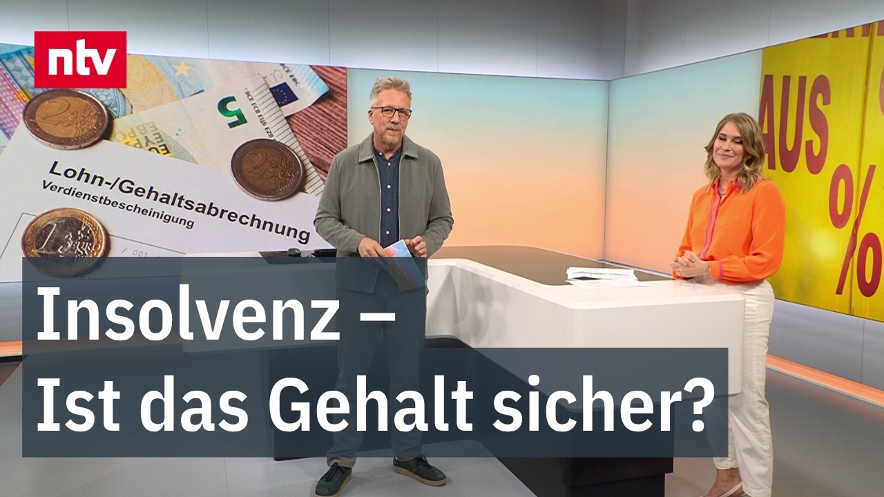 Arbeitnehmer vor verschlossenem Firmensitz nach Firmeninsolvenz mit Insolvenzbekanntmachung an der Tür