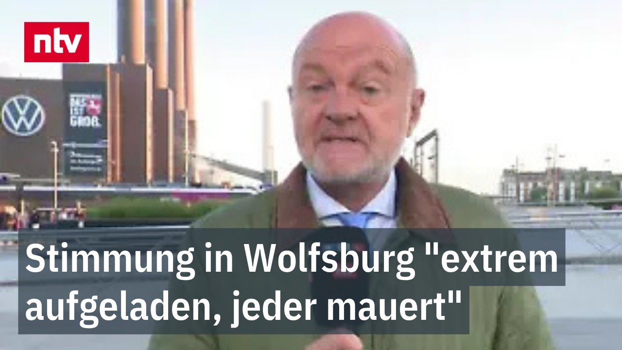 Volkswagen-Werk in Wolfsburg während der VW-Krise mit Mitarbeitern vor dem Eingang