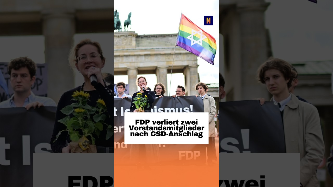 Zwei Personen verlassen ein FDP-Parteibüro in Berlin nach dem Streit um den islamistischen CSD-Anschlag und den FDP Berlin S…