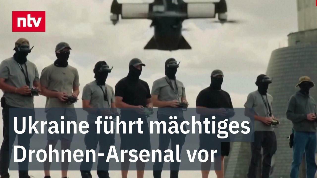 Drohnenparade Ukraine – Kampfdrohnen fliegen über Kiew bei der Drohnenparade zum ukrainischen Unabhängigkeitstag