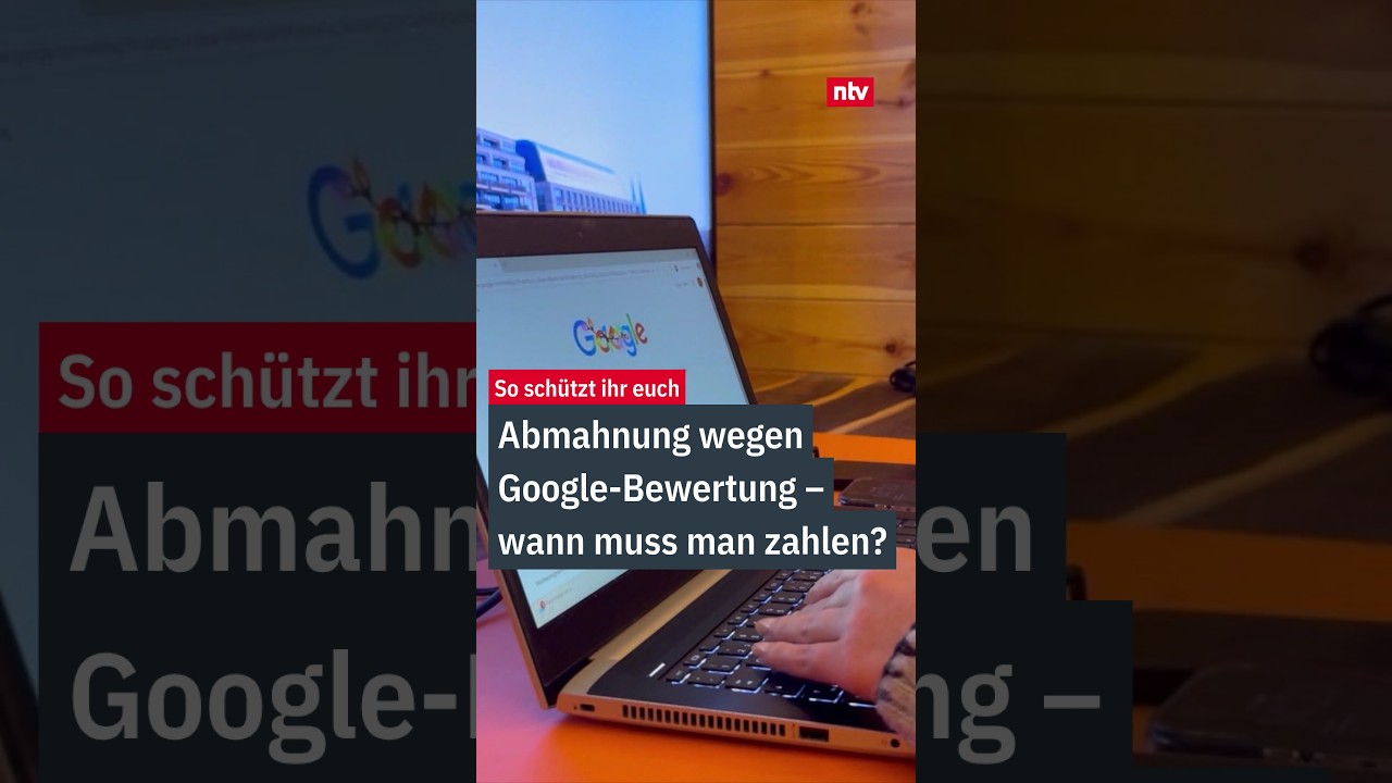Frau liest ein Anwaltsschreiben wegen einer Abmahnung Google-Bewertung am Küchentisch