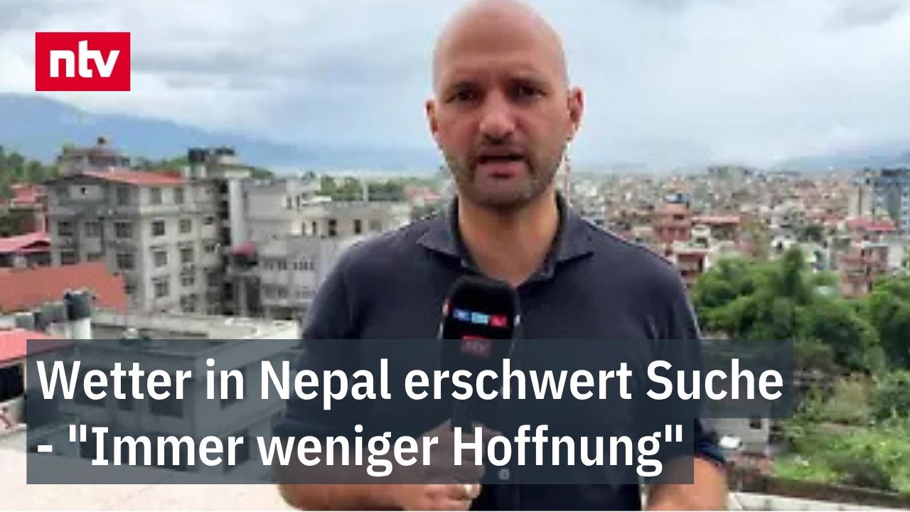 Sturzfluten Nepal – Überschwemmte Straße in Katmandu nach den Sturzfluten in Nepal mit Schlamm und Trümmern