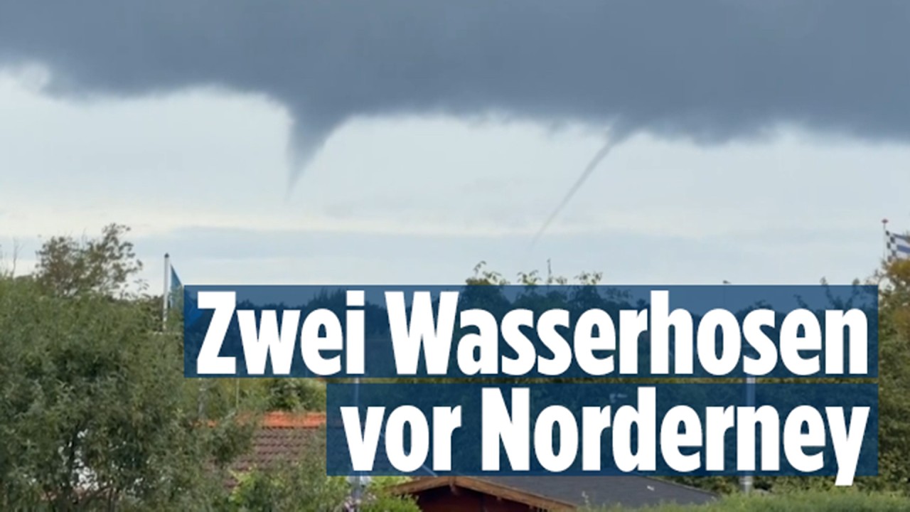 Zwei Wasserhosen über der Nordsee vor der ostfriesischen Küste, aufgenommen aus einem Flugzeug