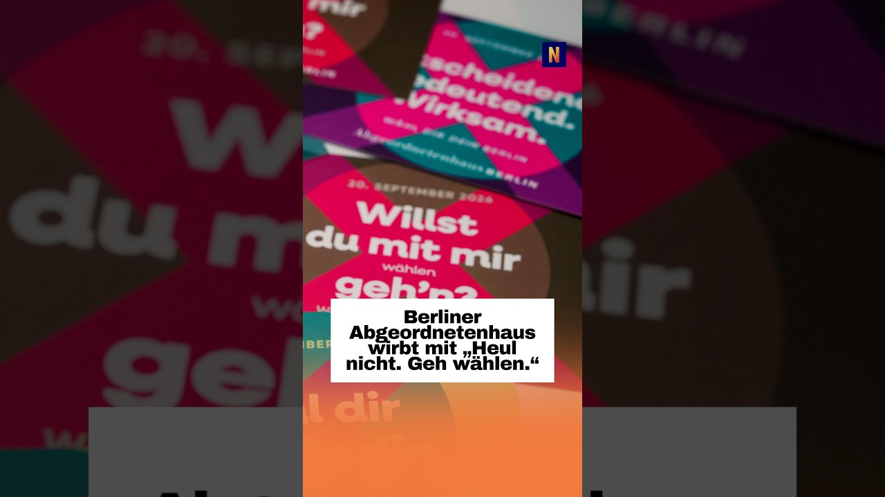 Plakat der Berliner Abgeordnetenhaus Wahlkampagne mit dem Slogan Heul nicht Geh wählen an einem Berliner S-Bahnhof