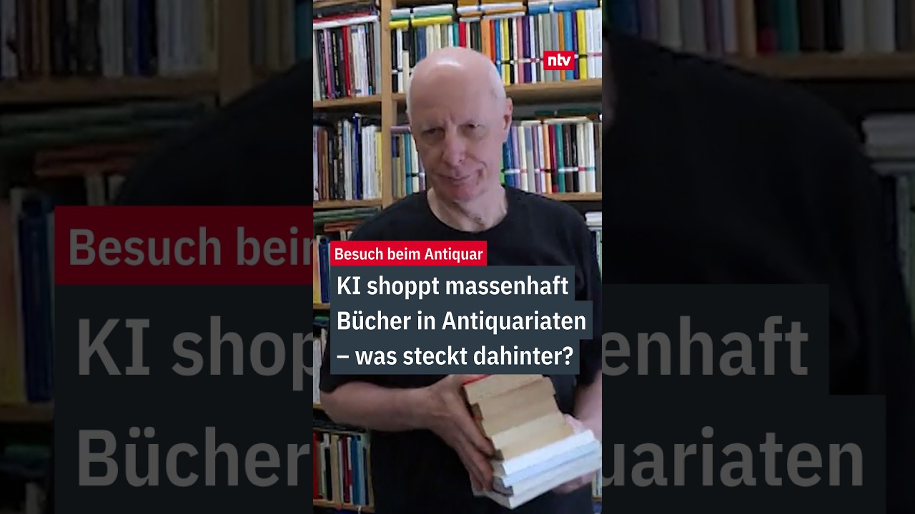 Antiquar sortiert alte Bücher im Regal – KI kauft Antiquariatsbücher für das Training von Sprachmodellen