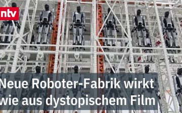 Reihe humanoider Roboter von Ubtech in einer chinesischen Fabrikhalle am Fließband
