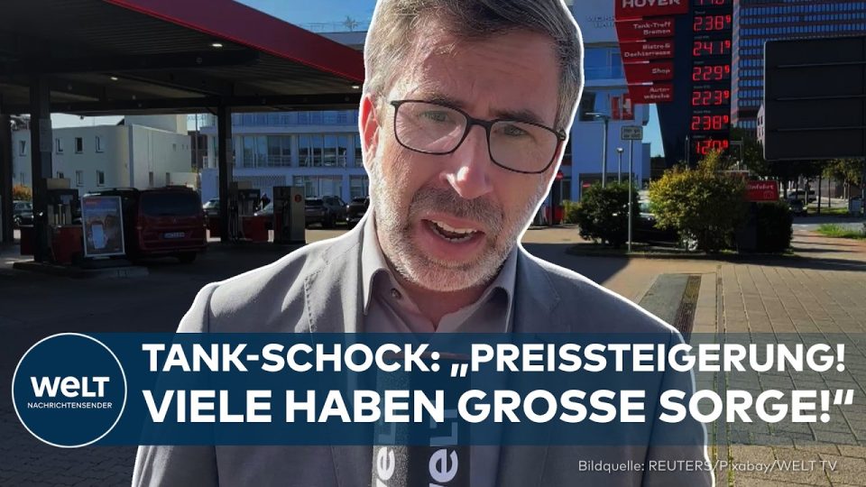 Autofahrer tankt an einer Zapfsäule, im Hintergrund eine Preisanzeigetafel mit hohen Spritpreisen – Tankrabatt soll Entlastu…