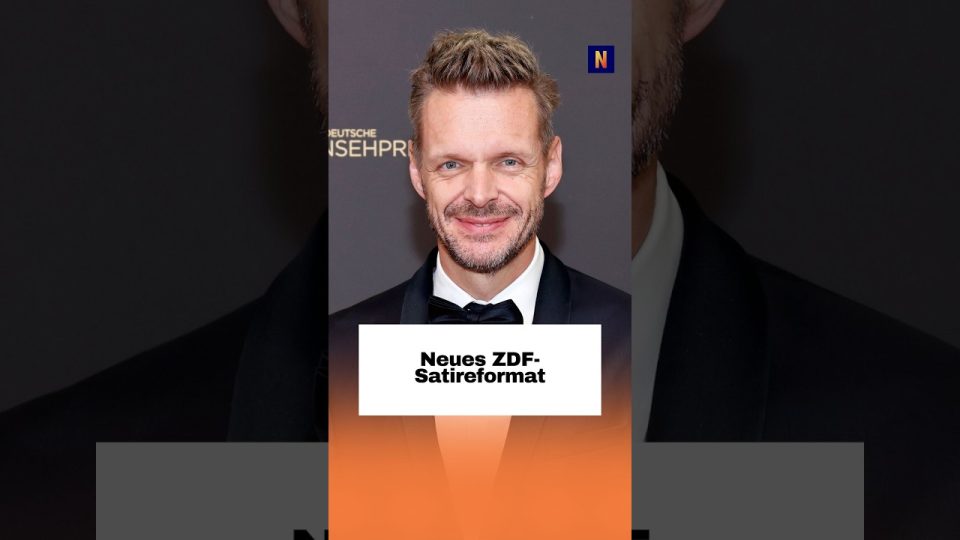 Journal Deluxe ZDF – Florian Schröder moderiert das neue ZDF-Satireformat Journal Deluxe vor einem Studiohintergrund