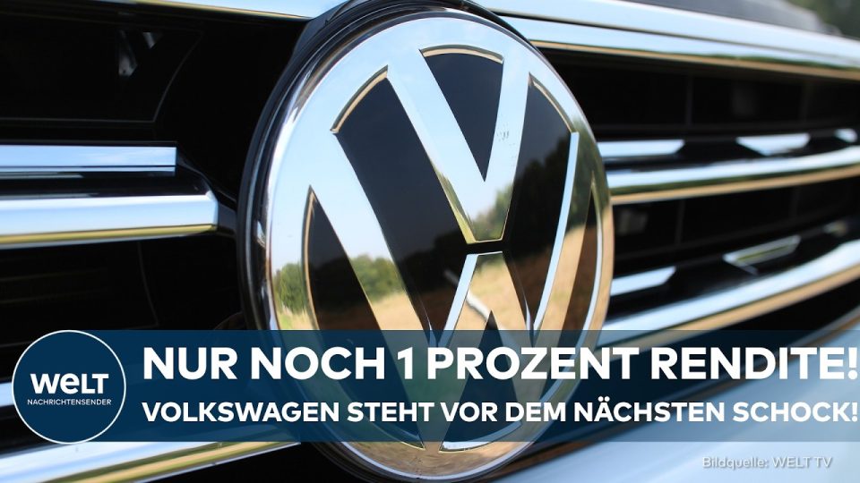 VW-Logo an einem Volkswagen-Werk, symbolisiert die gesenkten VW Gewinnprognose und den Sparkurs des Konzerns