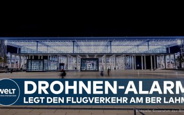 Drohnen-Alarm BER – Drohne fliegt in der Abenddämmerung nahe dem Flughafen BER, im Hintergrund ein landendes Passagierflugze…