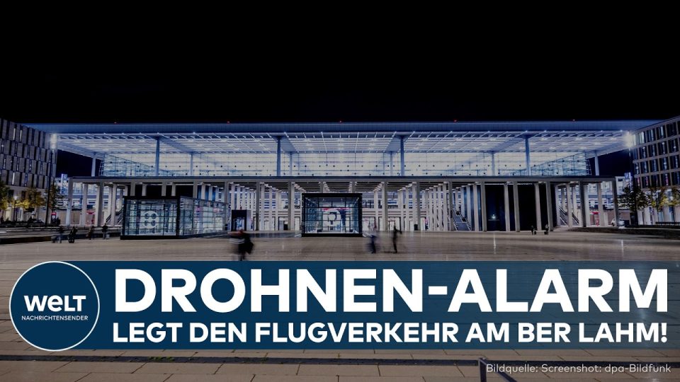 Drohnen-Alarm BER – Drohne fliegt in der Abenddämmerung nahe dem Flughafen BER, im Hintergrund ein landendes Passagierflugze…