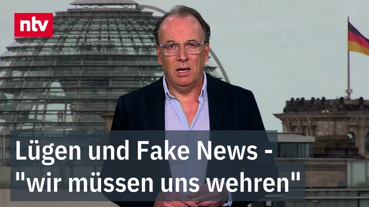 Journalist arbeitet am Schreibtisch – freier Journalismus als Grundlage der demokratischen Öffentlichkeit